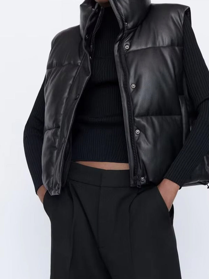 Gilet sans manches femme noir, élégant et moderne, idéal mi-saison. Vêtement polyvalent pour mode femme décontractée.