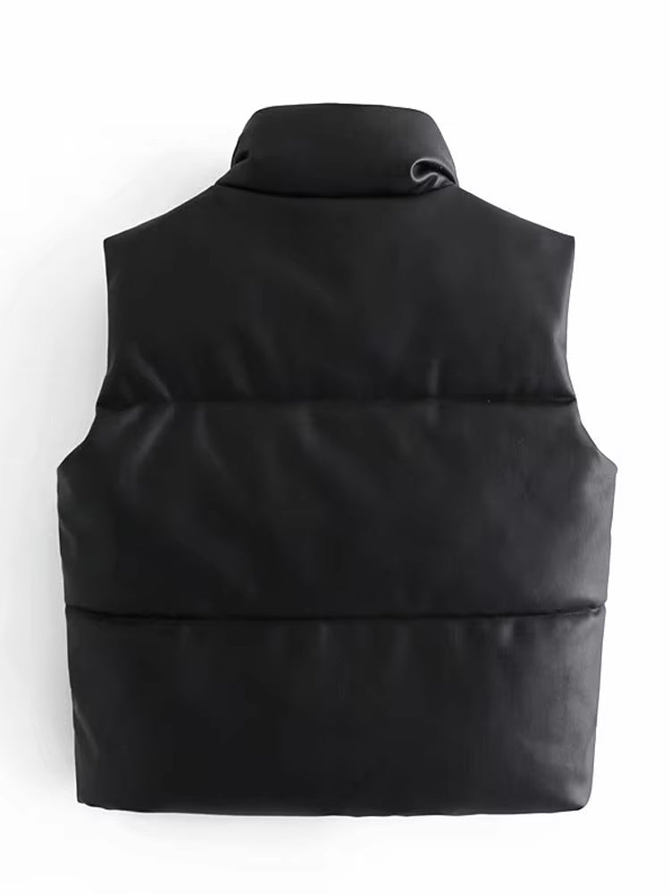 Femme portant gilet sans manches noir, alliant élégance et confort. Idéal pour mi-saison et style moderne polyvalent.