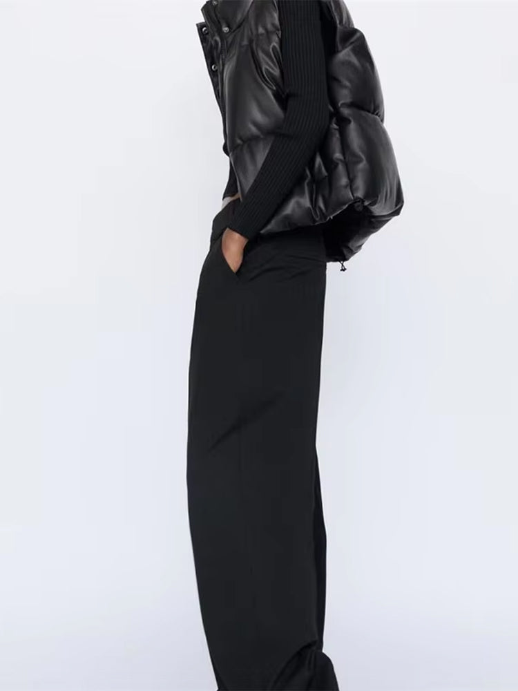 Gilet sans manches femme noir, pièce mode polyvalente. Style moderne et élégance décontractée pour la mi-saison.
