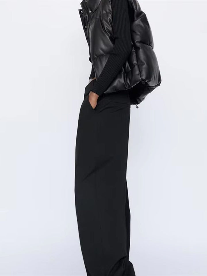 Gilet sans manches femme noir, pièce mode polyvalente. Style moderne et élégance décontractée pour la mi-saison.