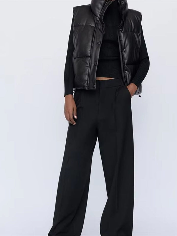 Gilet sans manches femme noir, coupe moderne et élégante. Vêtement mi-saison, veste légère polyvalente pour la mode.