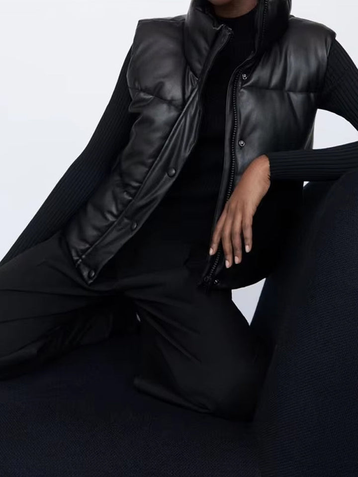 Gilet sans manches noir femme, essentiel mode pour un style moderne et une élégance décontractée. Idéal mi-saison.
