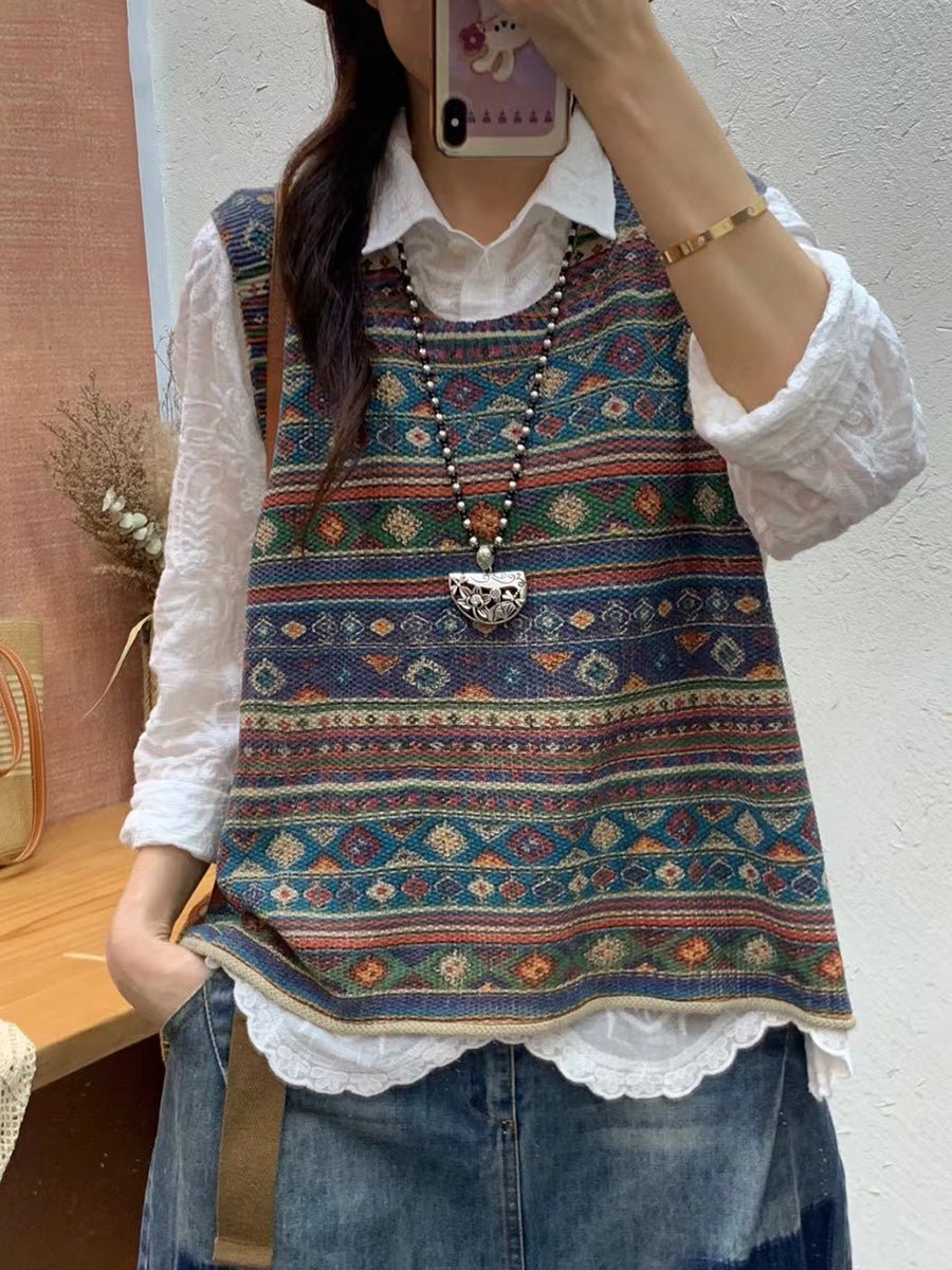 Gilet tricoté femme chic à col rond, offrant un confort élégant. Pièce polyvalente pour un look casual chic.