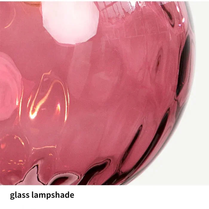 Éclairage d'ambiance : suspension moderne avec globe en verre, parfaite pour le salon ou la salle à manger.