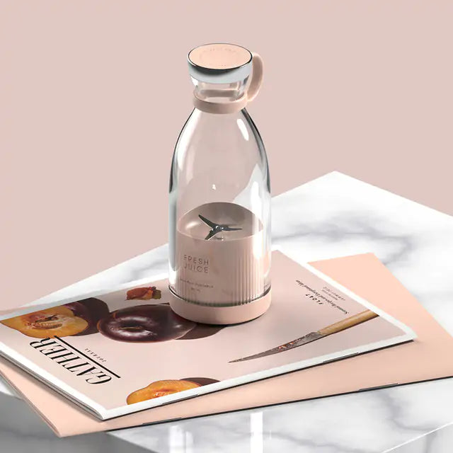 Appareil mixeur portable blanc, rechargeable, parfait pour jus frais et smoothies rapides, style de vie sain.
