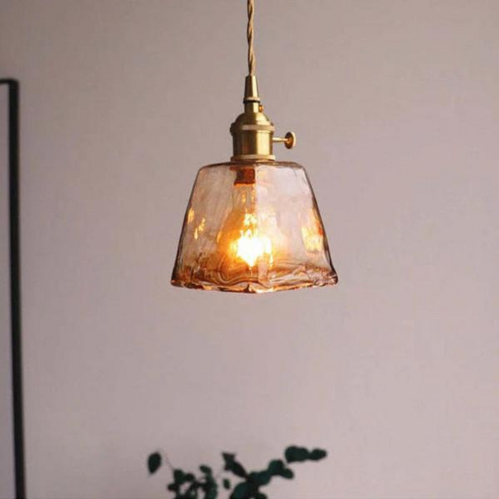 Suspension LED rétro pour éclairage intérieur. Luminaire vintage en métal noir et verre transparent.