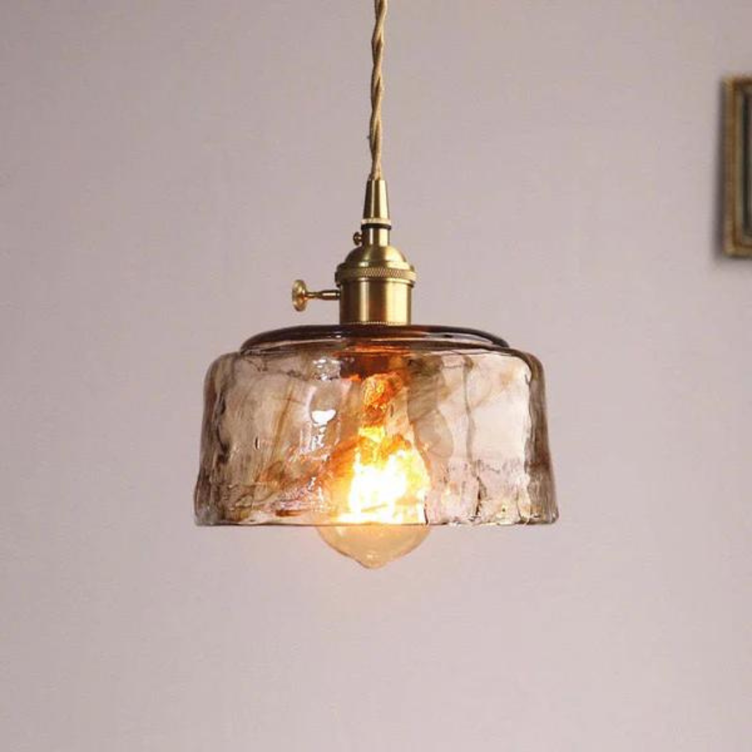 Suspension LED design rétro-moderne. Éclairage intérieur sophistiqué en métal et verre fumé.