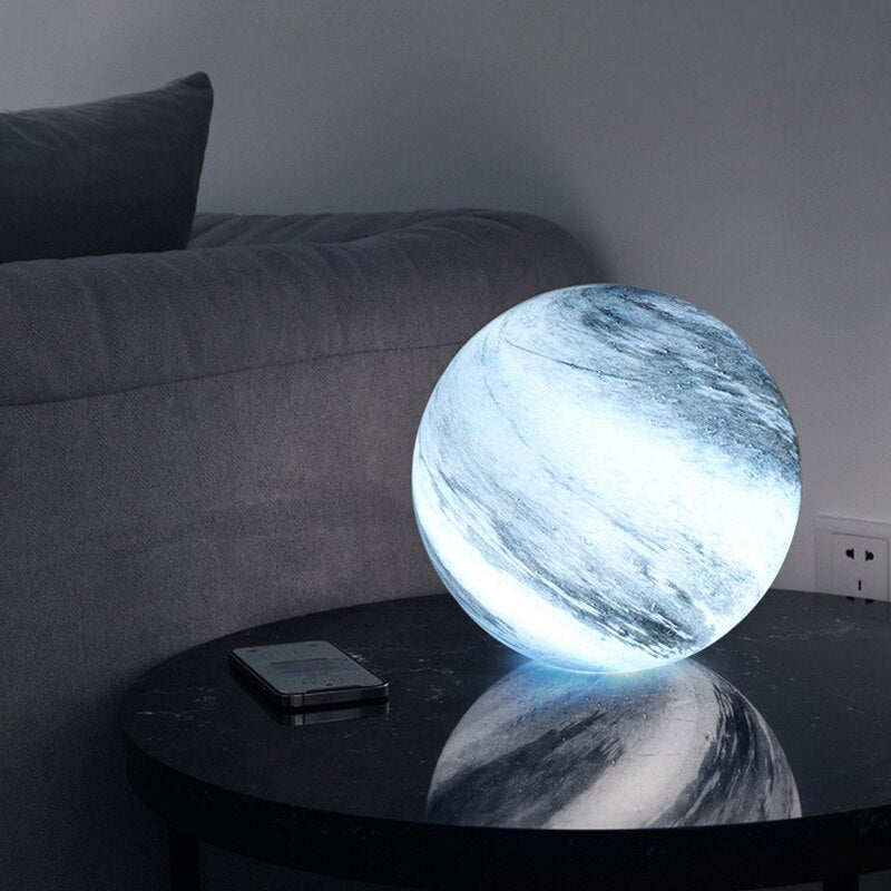 Lampe de table LED en verre, motif galaxie et lune. Parfaite pour une ambiance cosmique unique en décoration intérieure.