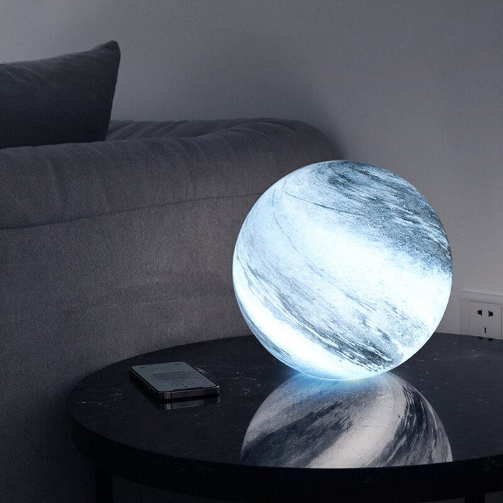 Lampe de table LED en verre, motif galaxie et lune. Parfaite pour une ambiance cosmique unique en décoration intérieure.