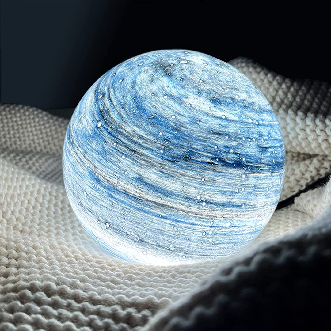 Élégante lampe de table LED en verre, inspiration lune cosmique. Idéale pour salon ou chambre, ambiance moderne et douce.