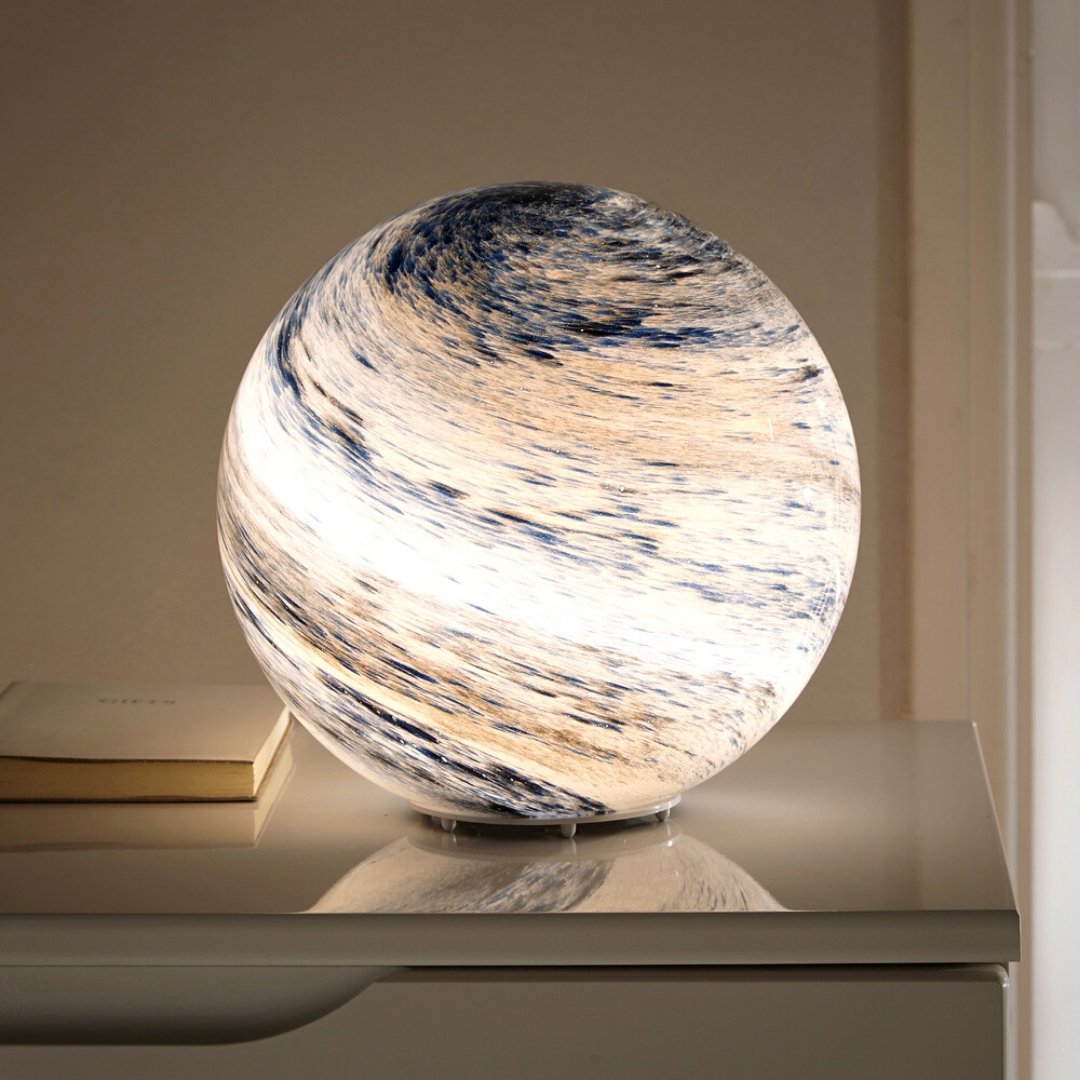 Lampe de table LED en verre, motif lune cosmique unique. Idéale pour décoration intérieure moderne et ambiance chambre.