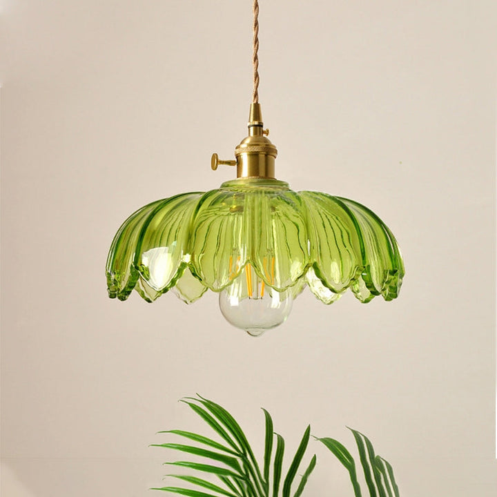 Suspension fleurs délicates, cadre en cuivre robuste, design vintage pour salon.