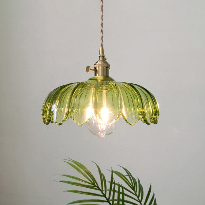 Luminaire suspension style Art Déco floral, ambiance vintage chic dans le salon.