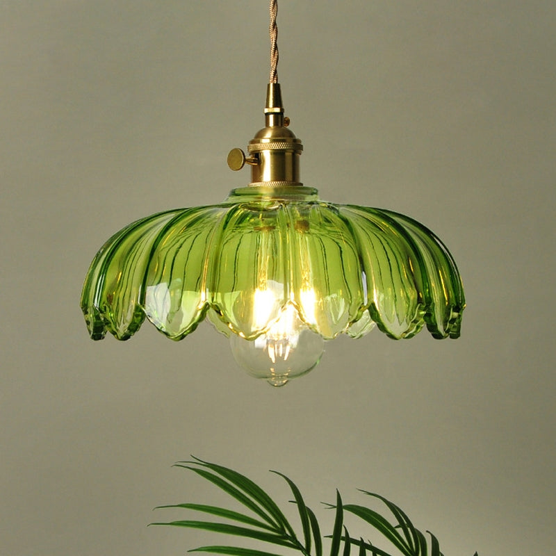 Suspension luminaire fleurs, point focal décoratif pour un salon au style vintage.