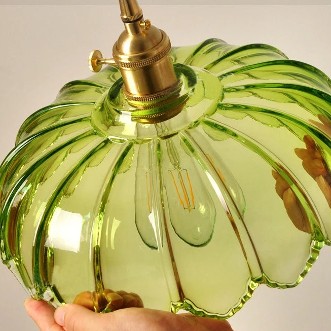 Suspension avec multiples fleurs en verre, finition cuivre vintage pour le salon.