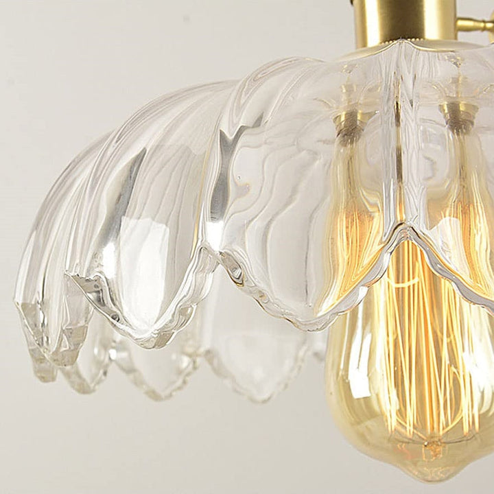 Éclairage doux suspension fleurs vintage, idéal pour une ambiance romantique au salon.