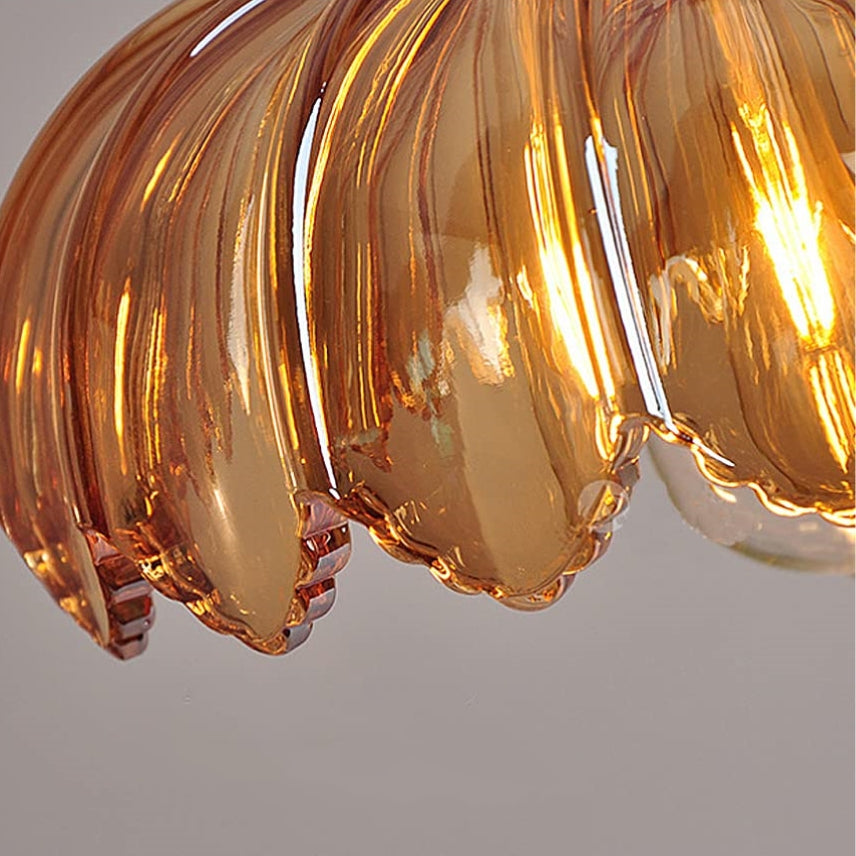 Luminaire vintage fleurs cuivre, apporte chaleur et lumière douce au salon.