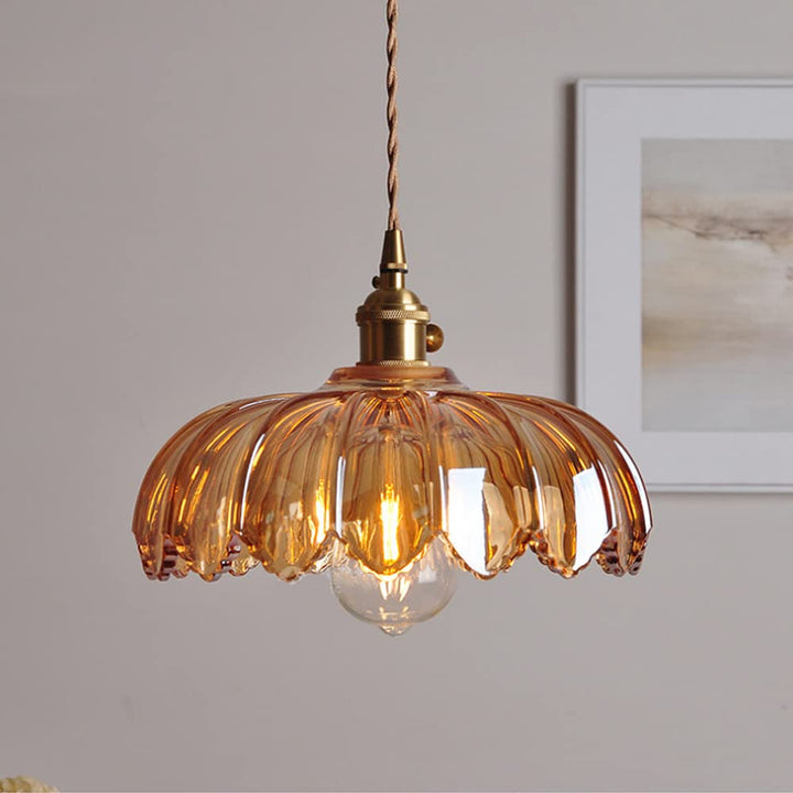 Luminaire design floral vintage en cuivre pour une décoration de salon raffinée.