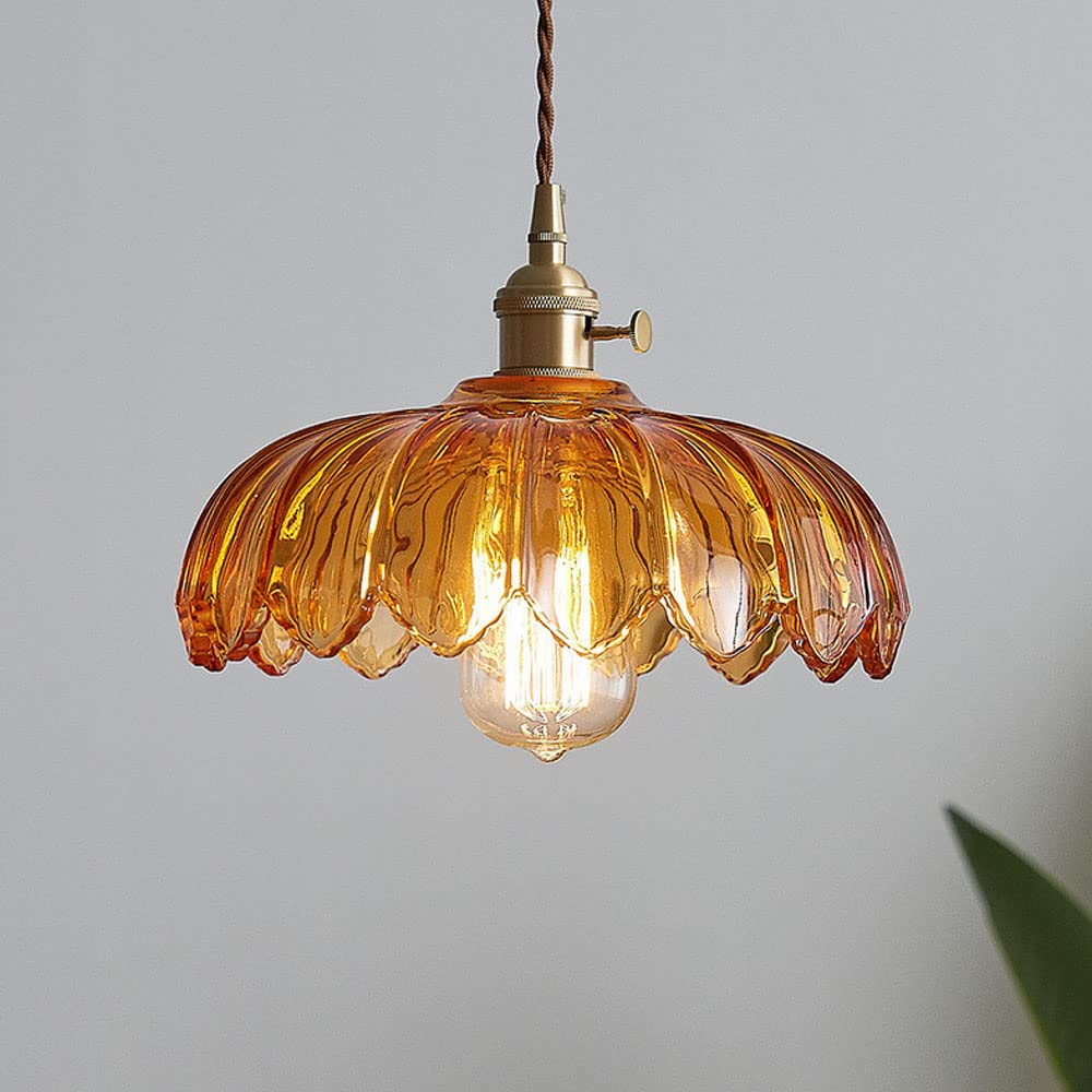 Lampe suspension vintage florale, crée une ambiance chaleureuse dans le salon.