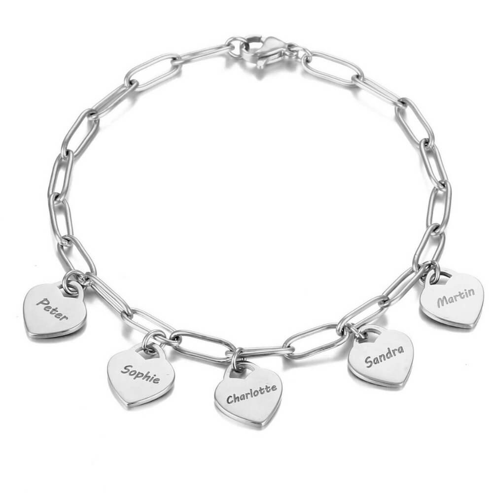 Gros plan sur les cœurs finement gravés du bracelet femme personnalisable en acier inoxydable.