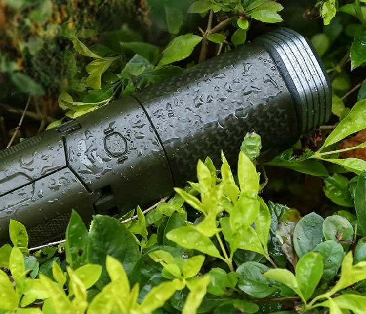 Lumière de camping LED portable avec batterie longue autonomie, parfaite pour le bivouac et les activités extérieures.