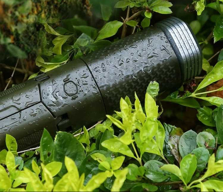 Lumière de camping LED portable avec batterie longue autonomie, parfaite pour le bivouac et les activités extérieures.