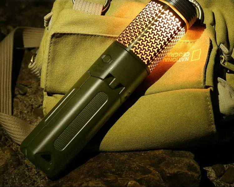 Lampe de camping LED portable, hauteur réglable pour un éclairage optimal lors de vos aventures en extérieur.
