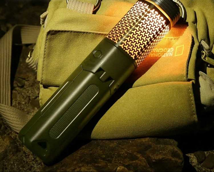 Lampe de camping LED portable, hauteur réglable pour un éclairage optimal lors de vos aventures en extérieur.