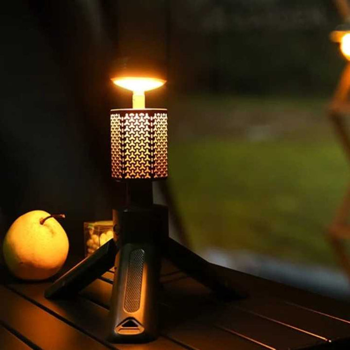 Lampe de camping LED extensible avec hauteur réglable, idéale pour l'extérieur et le bivouac.