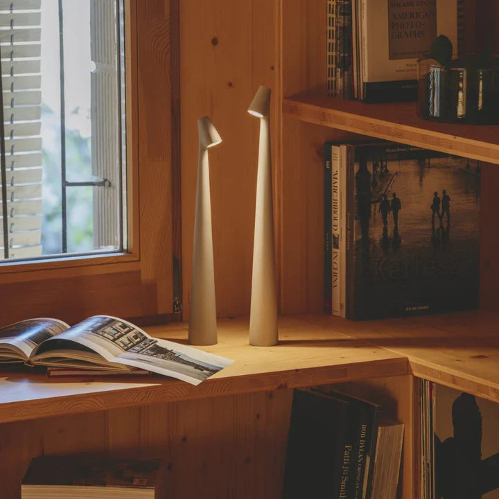 Lampe LED sans fil design LumiTouch, parfaite pour éclairage d'appoint de salon ou de chambre à coucher.