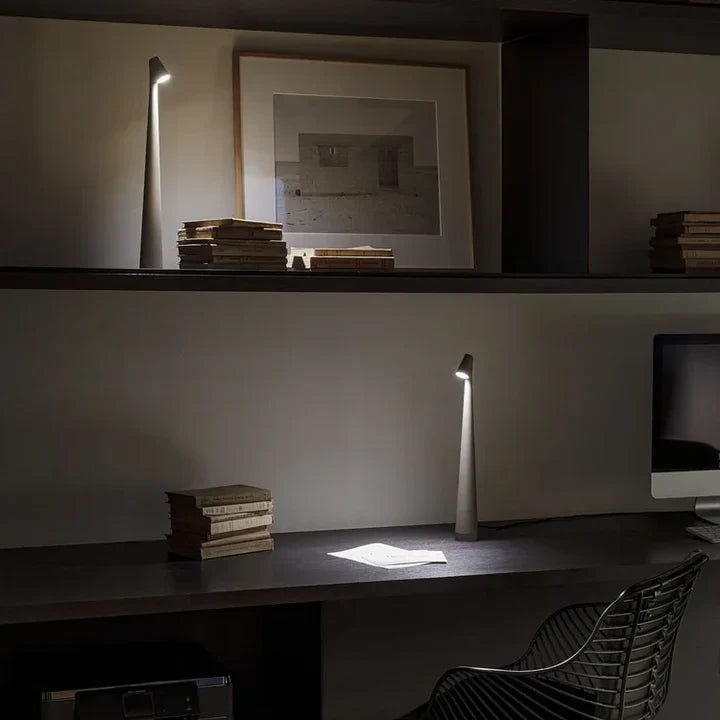 Lampe portable LumiTouch: LED sans fil pour salon, chambre, ou extérieur. Design moderne et chic garanti.
