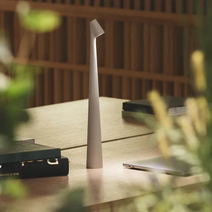 Lampe de chevet LED sans fil LumiTouch, offre une lumière douce et une touche design à votre chambre.