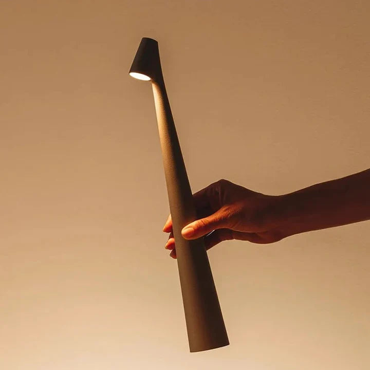 Lampe LED LumiTouch au design moderne et élégant, parfaite pour un éclairage d'appoint en intérieur.