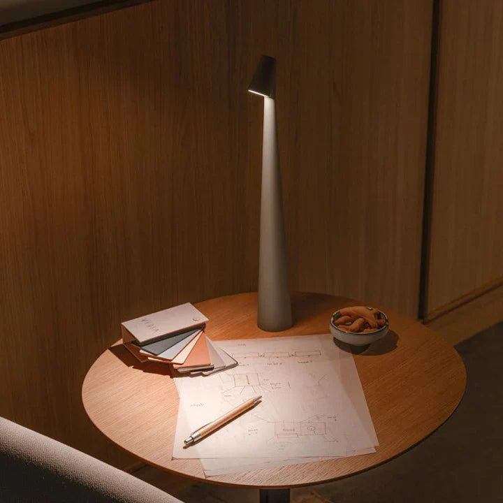 Lampe de table LED LumiTouch, éclairage d'ambiance doux, sans fil, avec design élégant pour toute pièce.