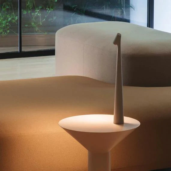 LumiTouch: lampe de table LED moderne, sans fil, parfaite pour un éclairage doux et élégant du salon.