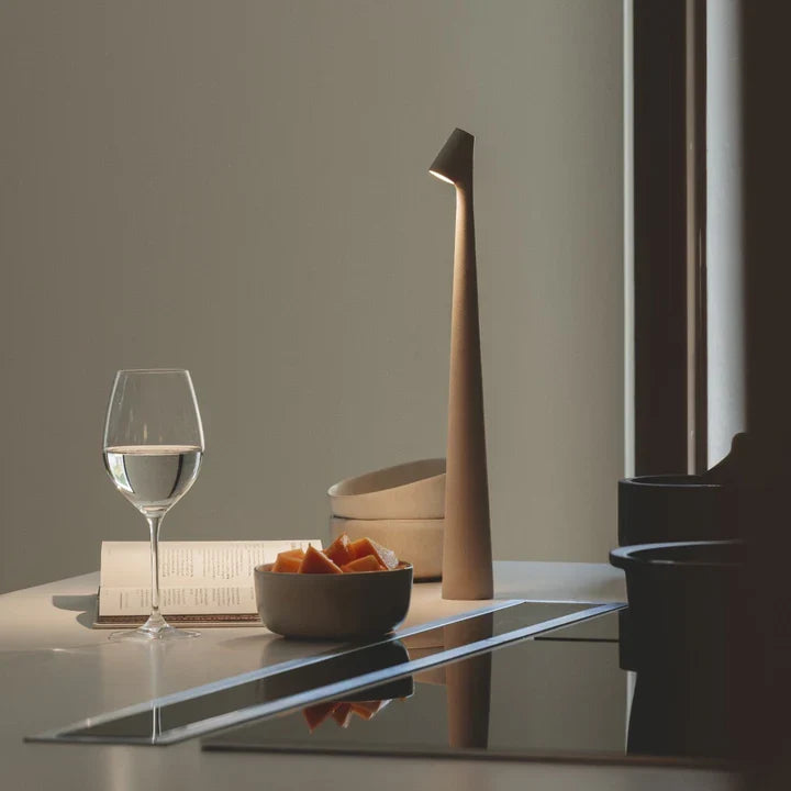 LumiTouch: lampe de salon LED sans fil, design élégant, pour un éclairage d'ambiance moderne et cosy.