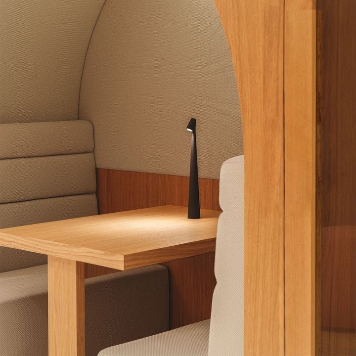 Élégante lampe LED sans fil LumiTouch, avec contrôle tactile, pour une ambiance lumineuse personnalisée.