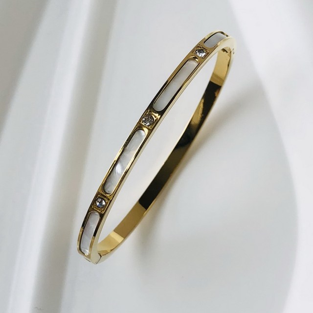 Bracelet femme résistant à l'eau, orné de zircons scintillants. Idée cadeau luxueuse.