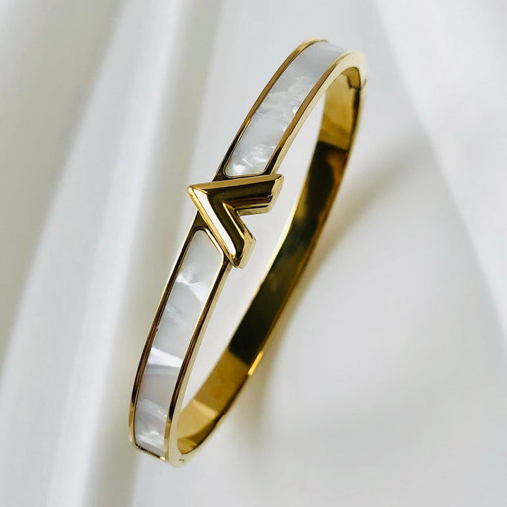 Bijou femme scintillant: bracelet avec zircons. Élégant, luxueux et un accessoire mode de choix.