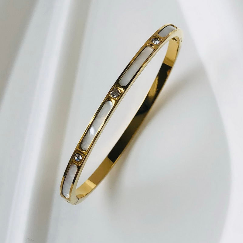 Bijou élégant et scintillant: bracelet femme zircon. Un accessoire de mode luxueux et intemporel.