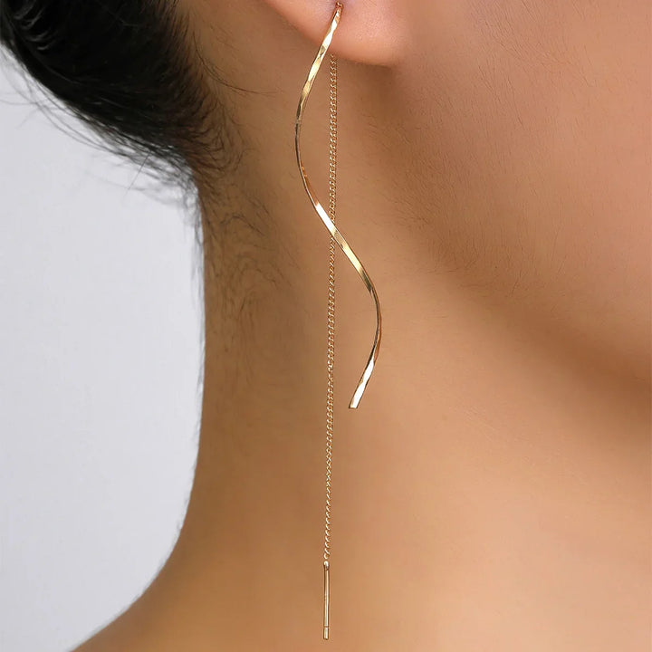 Boucles d'oreilles vagues courbes, élégance moderne pour femmes, accessoire chic en or rose.