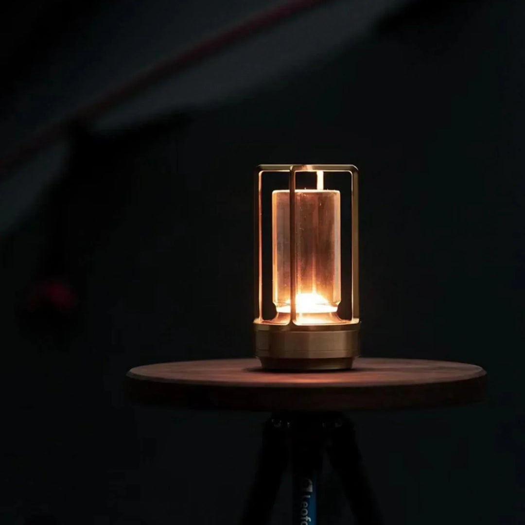 Élégante lampe de table LED sans fil en cristal, design cylindrique. Décoration lumineuse moderne.