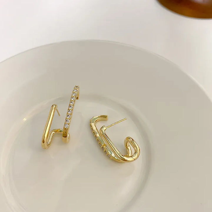 Paire de boucles d'oreilles clous griffes en cristal pour femme, un accessoire de mode élégant.