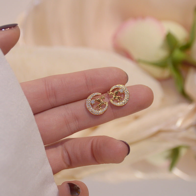Boucles d'oreilles licorne fantaisie sur surface texturée, bijoux pour femmes, acier inoxydable, zirconium éclatant.