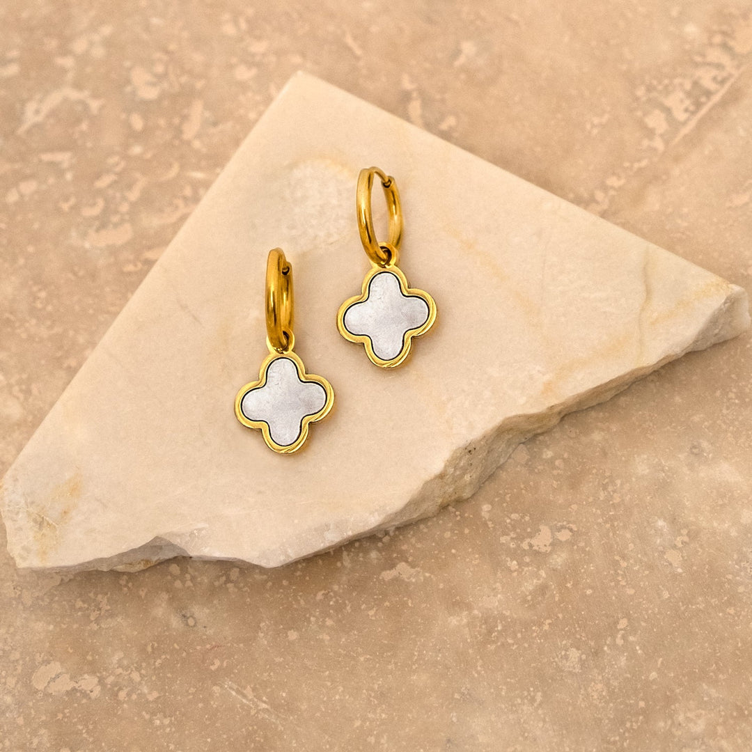 Cadeau femme: boucles d'oreilles trèfle porte-bonheur en argent 925, plaqué or, nacre brillante.
