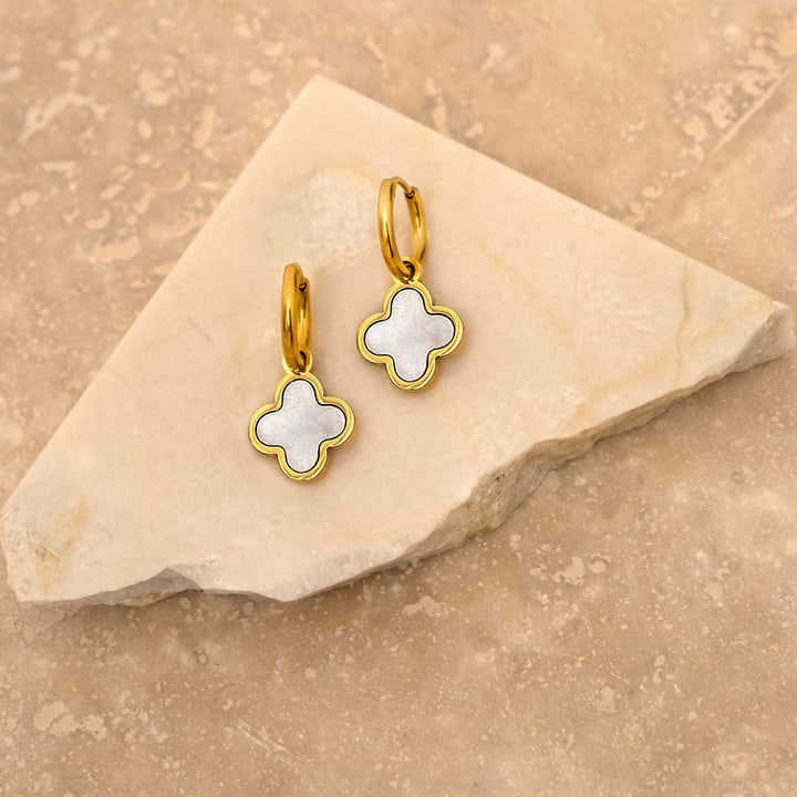 Cadeau femme: boucles d'oreilles trèfle porte-bonheur en argent 925, plaqué or, nacre brillante.