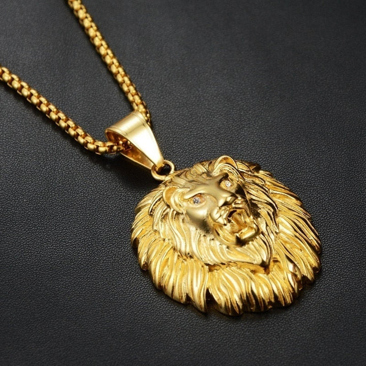 Pendentif scintillant sur collier délicat, accessoire féminin intemporel, cadeau idéal.