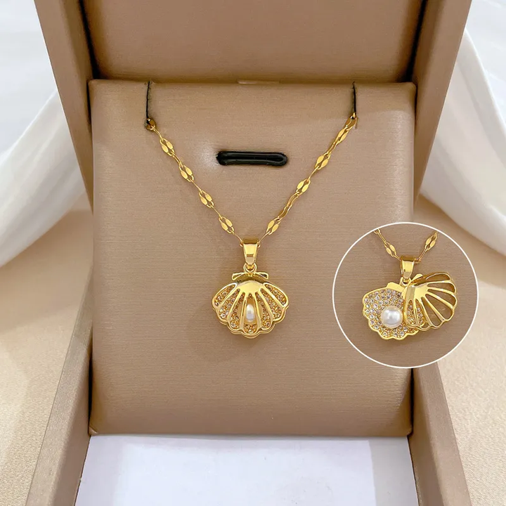 Collier élégant femme, perles de culture et pendentif coquillage, style marin intemporel pour l'été.