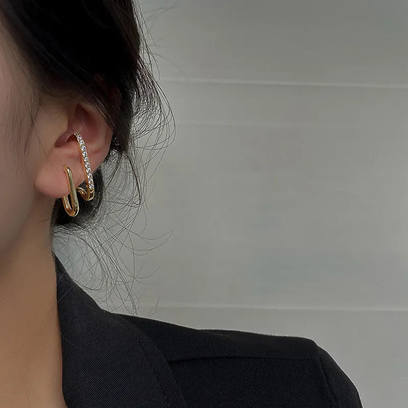 Bijoux femmes : boucles d'oreilles griffes avec cristaux étincelants, effet illusion audacieux.