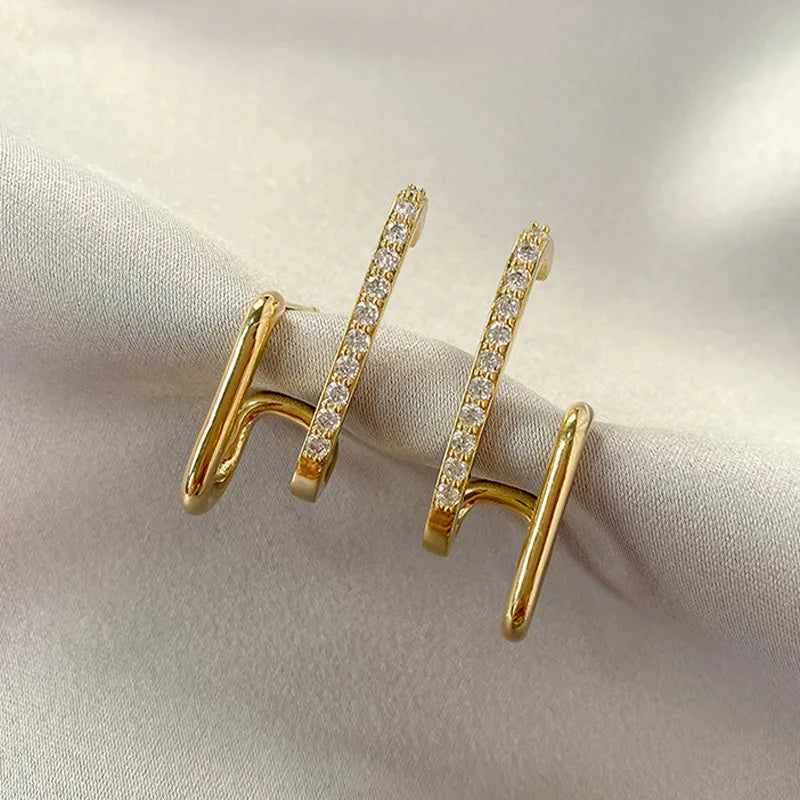 Boucles d'oreilles griffes en cristal élégantes pour femmes, un bijou de mode audacieux.